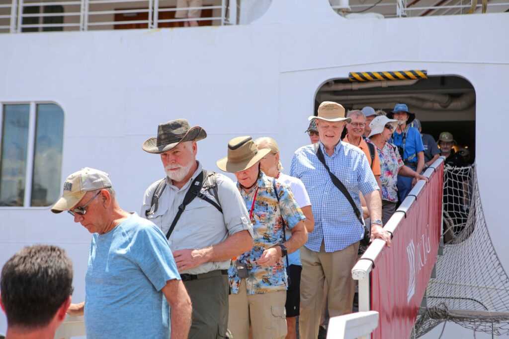 Chegada de turistas no navio Viking Sea, ancorado em Manaus. 