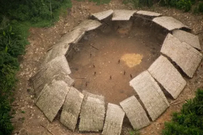 Um decreto assinado por Lula, autoriza a Aeronáutica a controlar o espaço aéreo sobre a Terra Indígena Yanomami, em Roraima.