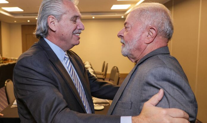 O presidente Luiz Inácio Lula da Silva se reúne hoje (23) com o presidente da Argentina, Alberto Fernández, em Buenos Aires.