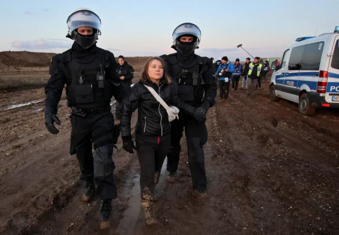 Greta Thunberg escoltada por policiais na Alemanha