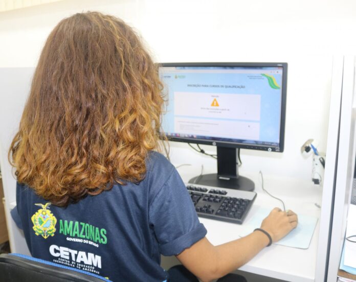 Cidadã fazendo sua inscrição nos cursos CETAM