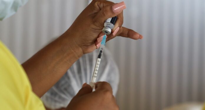 O Amazonas recebeu, nesta terça-feira (17/01), 22.810 doses de Coronavac para a vacinação de crianças contra a Covid-19.