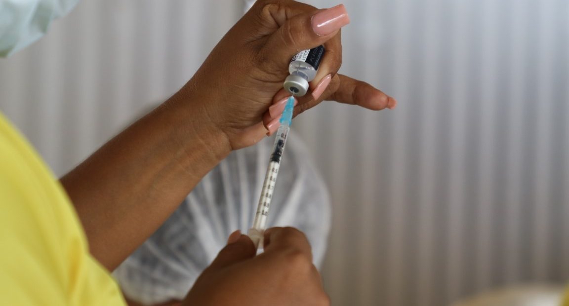 O Amazonas recebeu, nesta terça-feira (17/01), 22.810 doses de Coronavac para a vacinação de crianças contra a Covid-19.