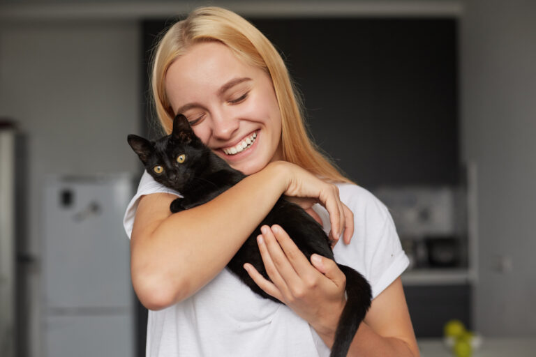 Mulher segurando gato preto