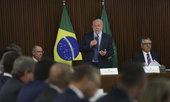 O presidente Luiz Inácio Lula da Silva se reúne com os governadores dos 26 estados e do Distrito Federal.