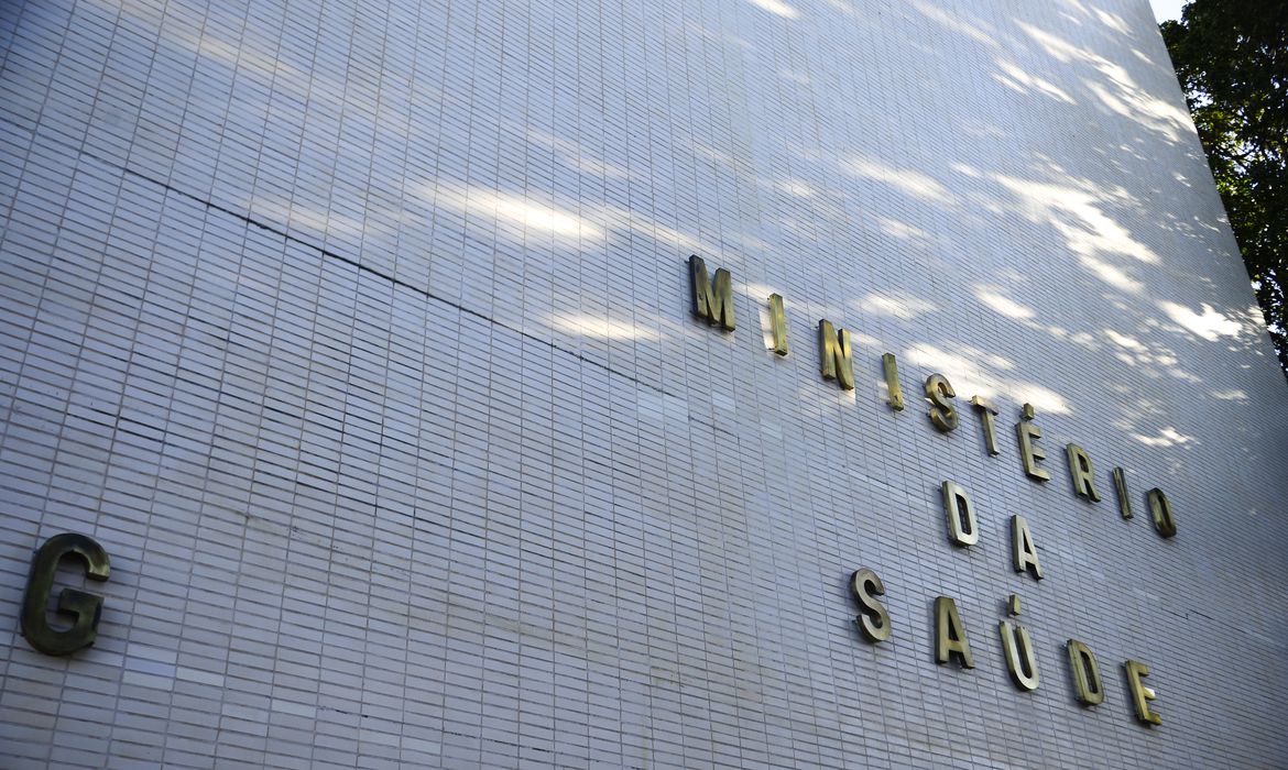 O Ministério da Saúde informou que estuda acelerar a publicação de um edital do Programa Mais Médicos para recrutar profissionais.