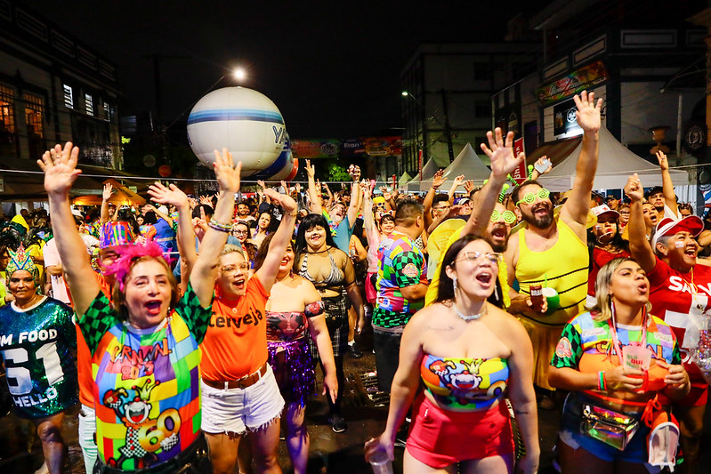 Mesmo com chuva, milhares curtem blocos e bandas de Carnaval em Manaus