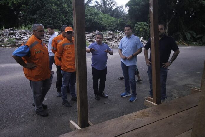 A Prefeitura de Manaus recebeu, na tarde desta quinta-feira, 23/2, o deputado federal Saullo Viana, que conheceu a sede da Defesa Civil.