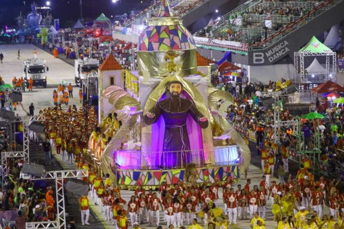 As oito agremiações se apresentaram na avenida do samba e disputam o título de campeã do Carnaval de 2023