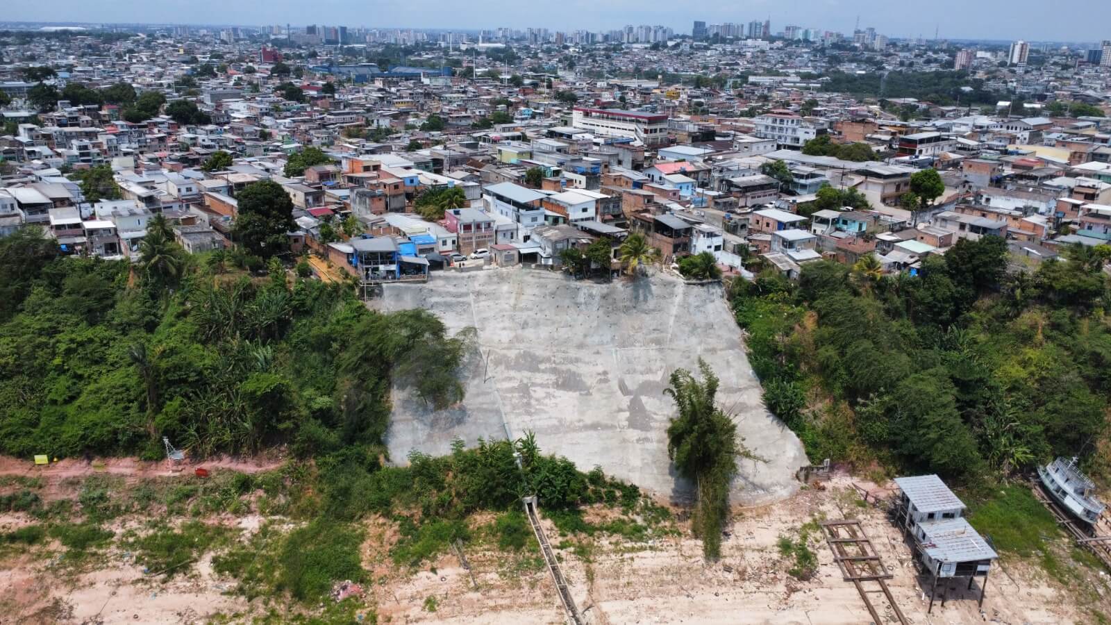 A Prefeitura de Manaus, por meio da Secretaria Municipal de Infraestrutura, concluiu dez grandes obras em erosões na capital amazonense.