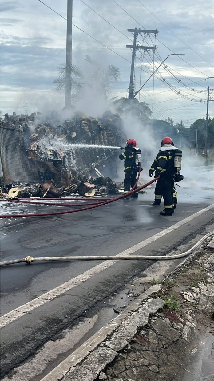 Incêndio foi controlado pelo Corpo de Bombeiros (CBMAM).