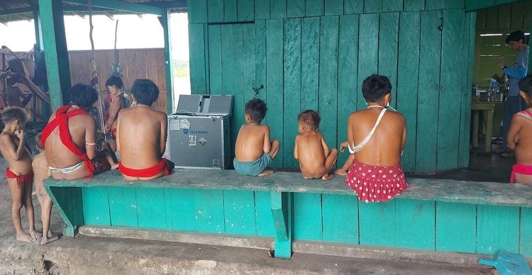 O ministro das Comunicações, Juscelino Filho, acompanhou a instalação de antenas móveis de conexão banda larga no território Yanomâmi.