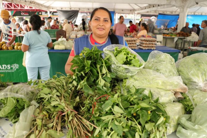 Produtores rurais que atuam nas Feiras de Produtos Regionais da ADS destacam a importância do programa para o sustento de suas famílias.