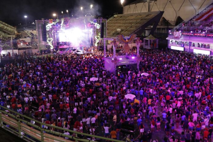 Mais de 10 mil pessoas participaram da primeira noite do Carnaboi 2023, neste sábado (25/02), no Sambódromo de Manaus.