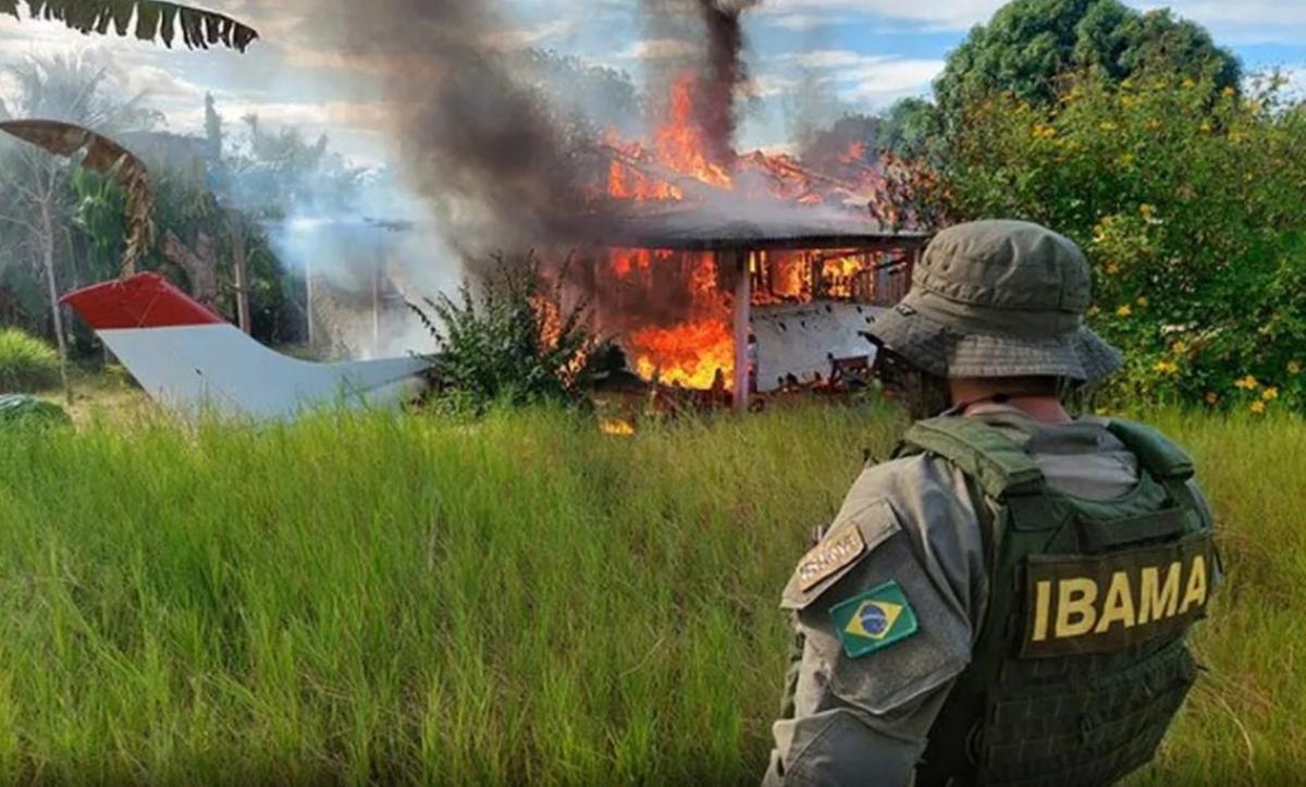 O Ibama, a Funai e a Força Nacional, que operam desde sexta-feira (06), realizam a destruição de maquinário e aeronaves