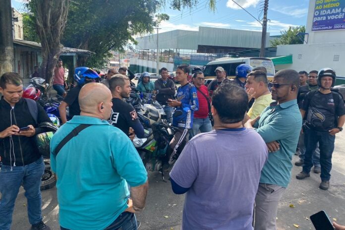 A suspensão do serviço de transporte de passageiros em motocicletas oferecido por plataformas de aplicativos em Manaus gerou protesto.