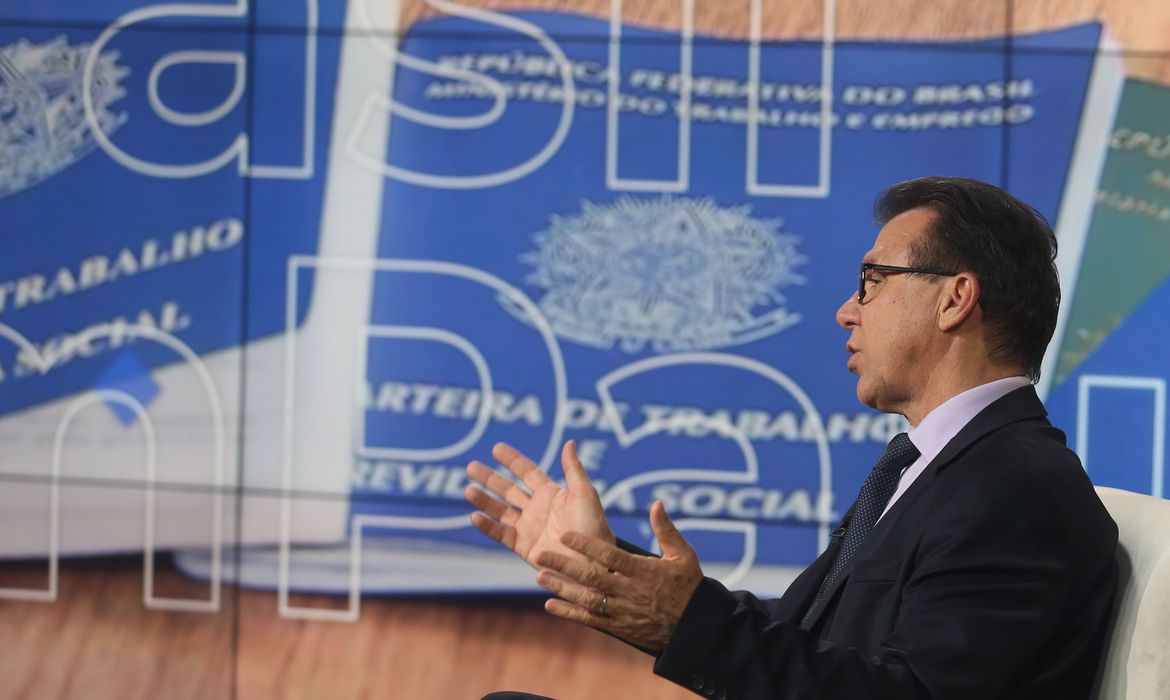 O ministro do Trabalho e Emprego afirmou que o salário mínimo, atualmente no valor de R$ 1.302, deve passar por aumento ainda este ano.