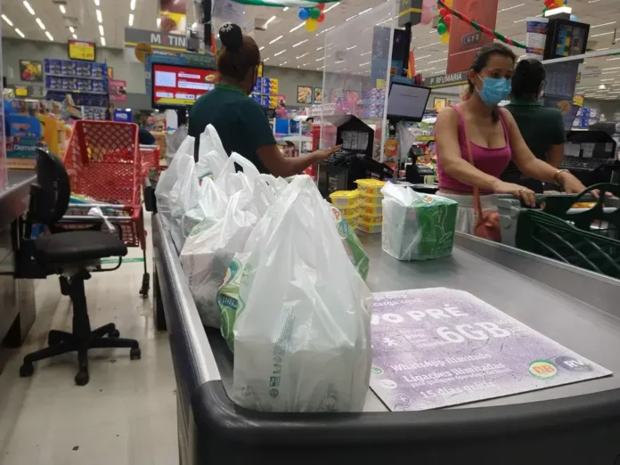 A venda ou a distribuição gratuita de sacolas plásticas foi proibida nos estabelecimentos comerciais de Manaus no ano passado.