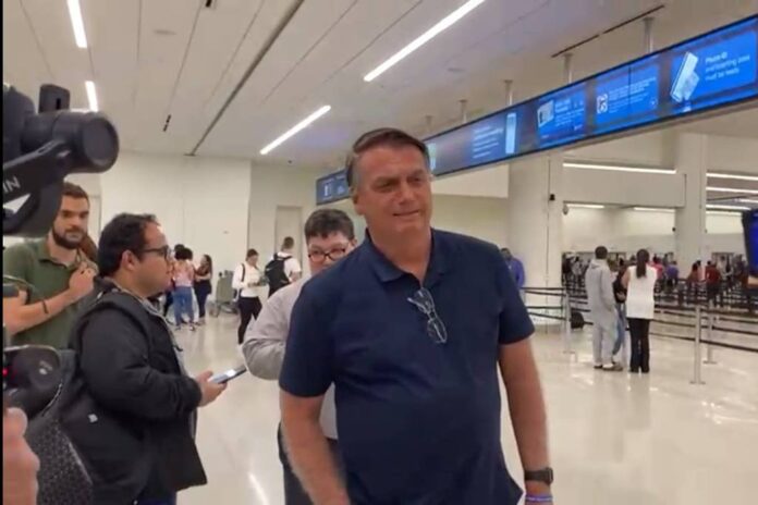 Bolsonaro chega ao Brasil após passar três meses nos Estados Unidos