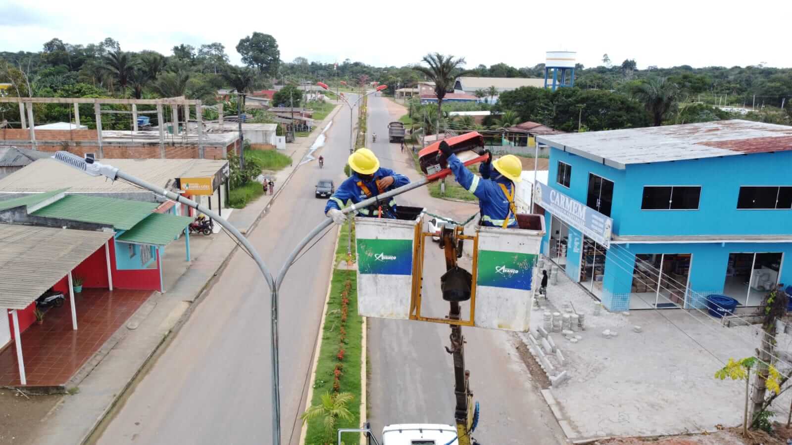 Por meio do Programa Ilumina+ Amazonas, o Governo do Estado está substituindo lâmpadas antigas por LED, no interior