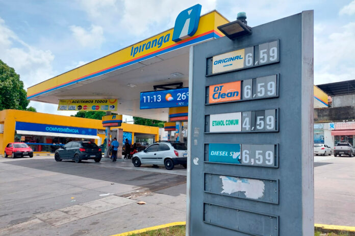 A Ream (Refinaria da Amazônia) reduziu nesta quarta-feira (22) o valor da gasolina comum em 3,70% e do diesel em 3,54%.