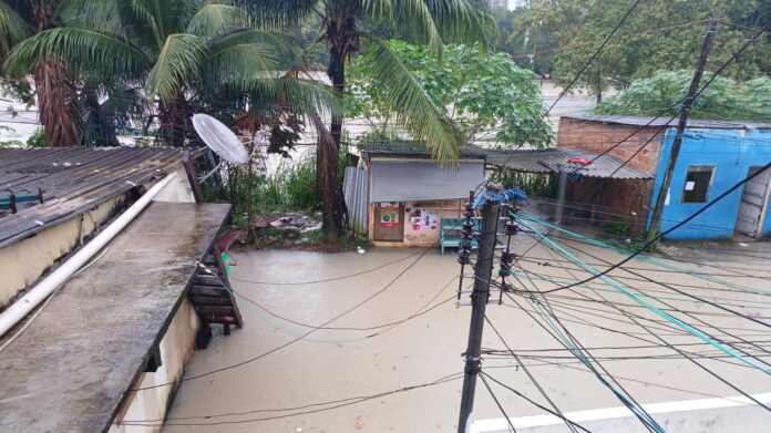 Manaus tem alerta de fortes chuvas para este domingo