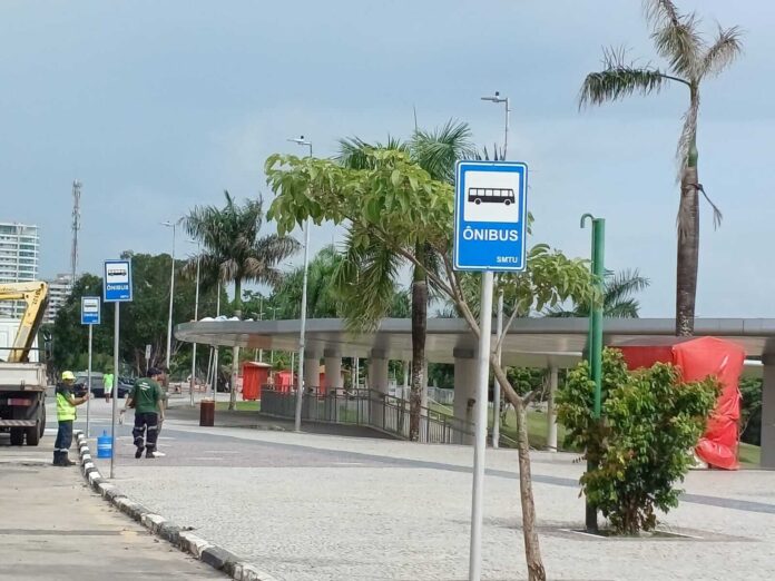 A Prefeitura de Manaus recolocou as placas de sinalização vertical que indicam ponto de parada de ônibus nas baias de ônibus da Ponta Negra.