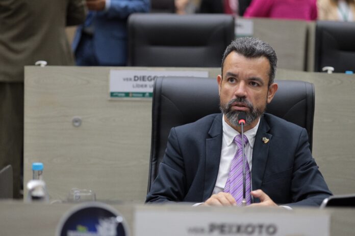 O Projeto de Lei n°326/2021, de autoria do vereador Peixoto (Pros) institui, no município de Manaus, o Programa Farmácia Solidária.