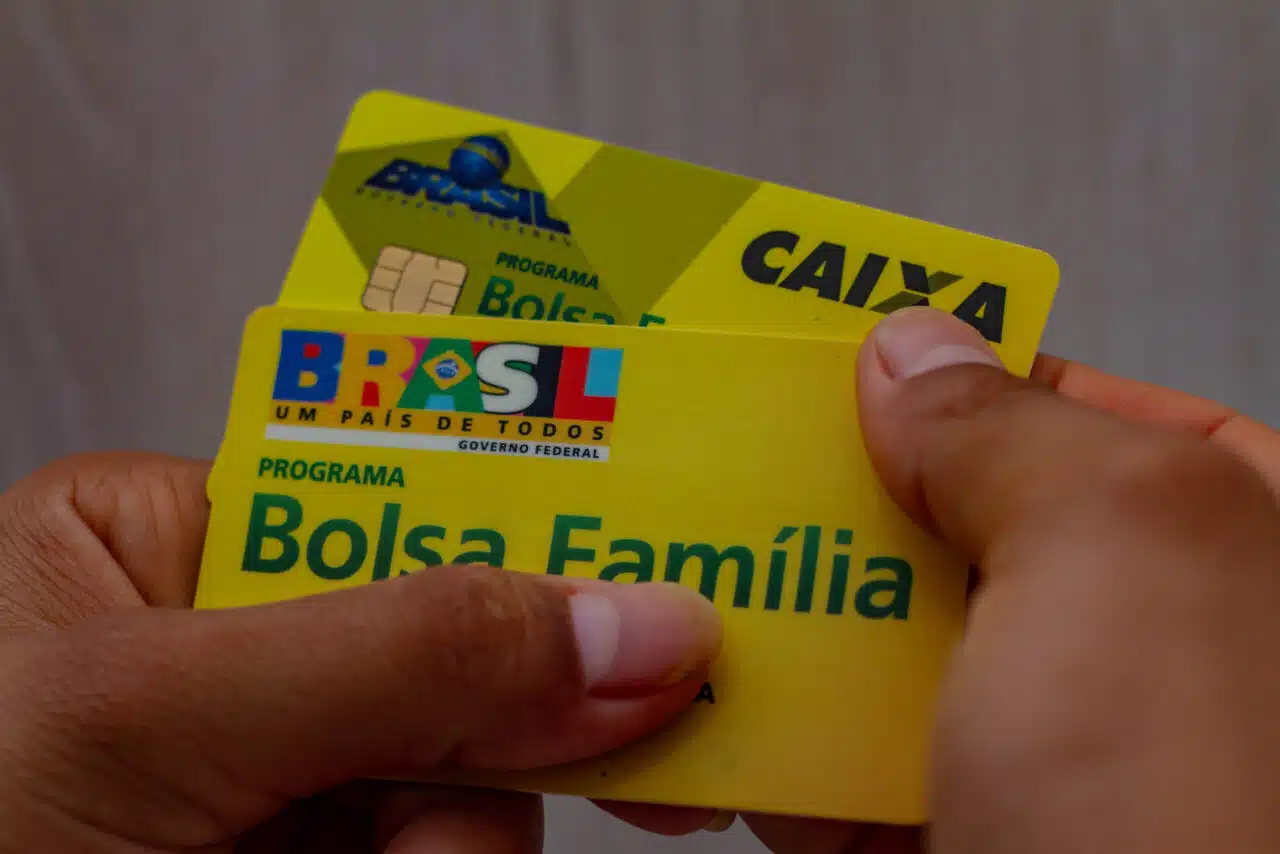Recriado pelo atual governo com mínimo de R$600, o novo Bolsa Família prevê acréscimo de R$150 por criança de até seis anos 