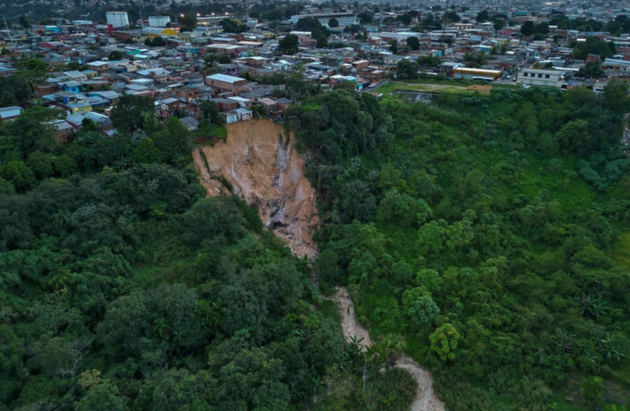 O Ministério Público do Amazonas requer um plano de ação para a retirada das famílias em situação de vulnerabilidade pelo risco ambiental iminente