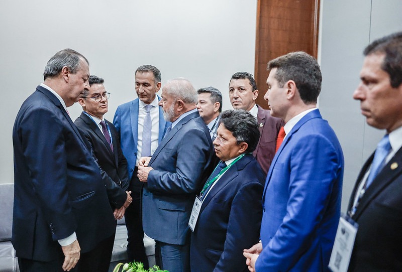 O prefeito David Almeida, junto com o senador Omar Aziz e o presidente Lula, em Brasília.