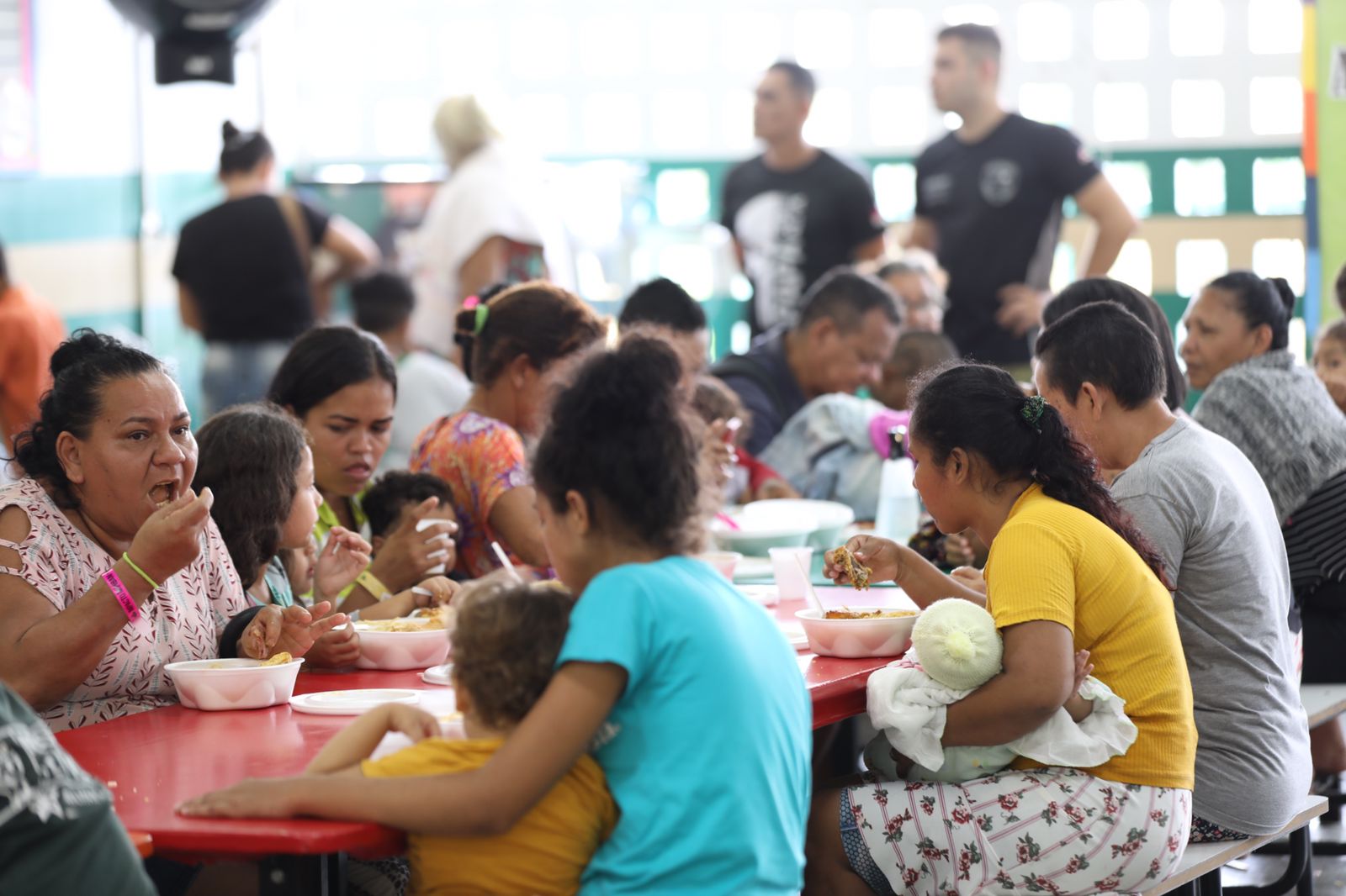Famílias estão sendo abrigadas em escolas estaduais e municipais após chuva forte em Manaus.