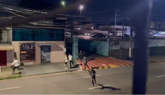 Assalto com segurança baleado causa pânico entre alunos da Escola de Direito da UEA, em Manaus. — Foto: g1 AM