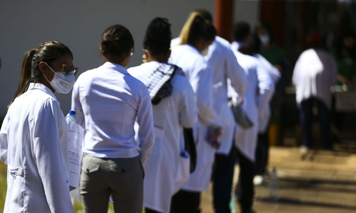 Programa abre 15 mil novas vagas e inclui outras áreas de saúde