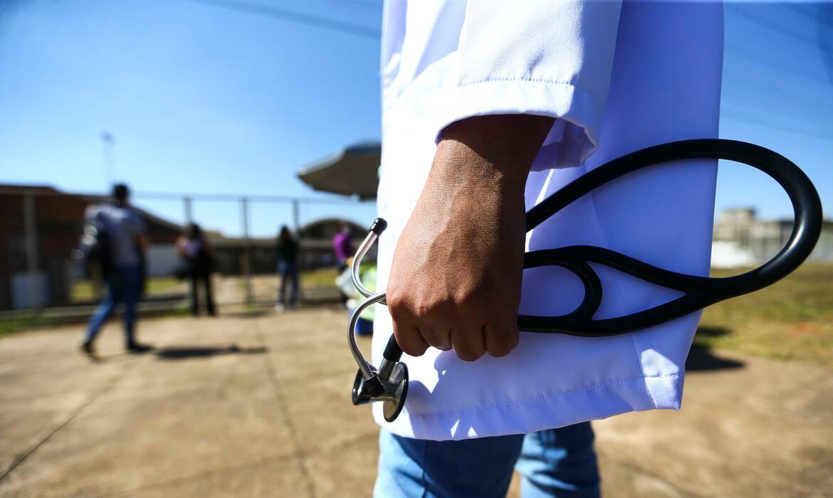 Amazonas recebe 52 novos médicos pelo programa Mais Médicos: reforço para a saúde em áreas de difícil acesso