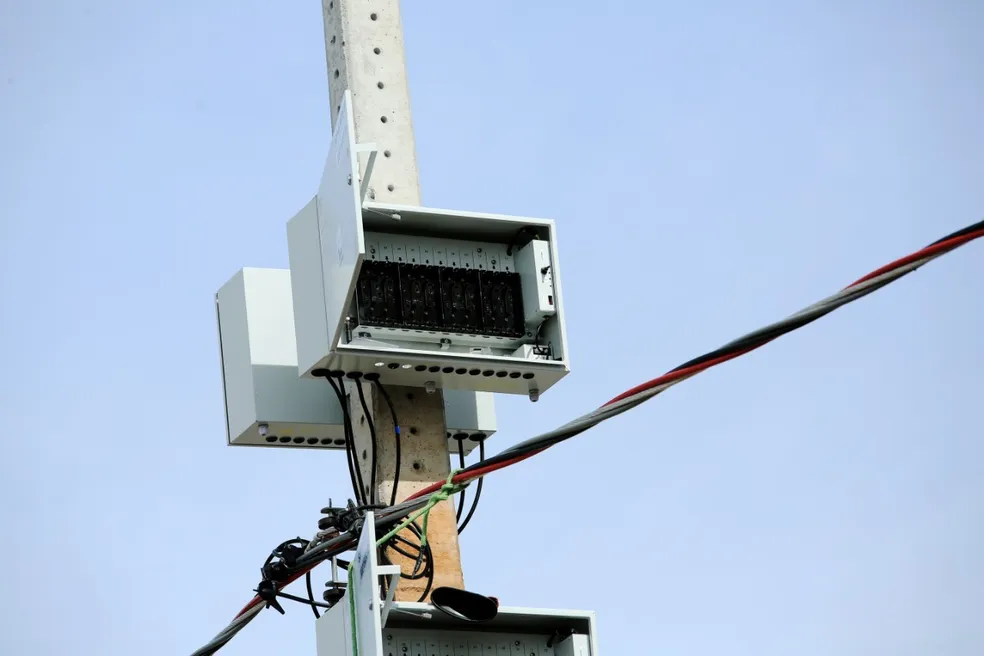 Amazonas Energia vai à Justiça contra Lei Municipal que proíbe medidores aéreos