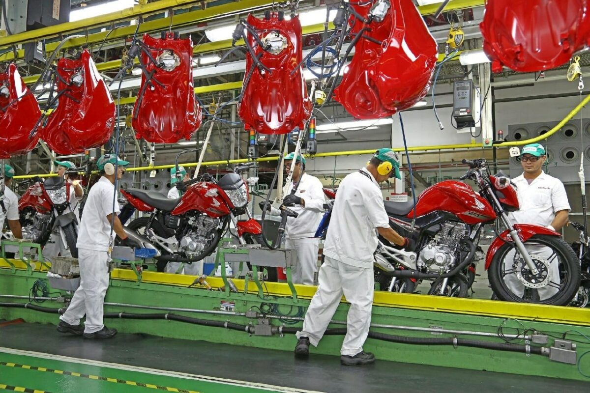Mesmo durante as férias coletivas, o polo de motociclistas da ZFM continua produzindo, ao contrário da produção de carros que é afetada neste período.