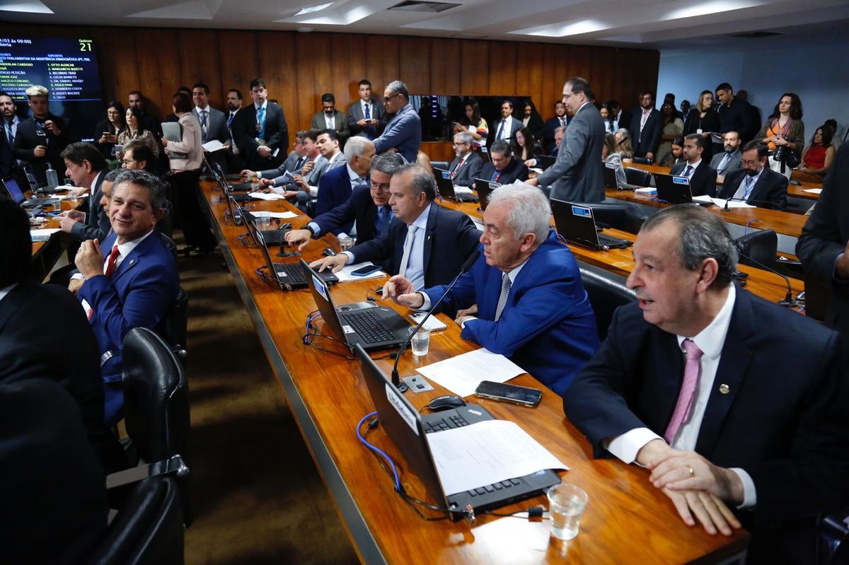 Omar participou de trabalhos da Comissão de Assuntos Econômicos (Foto: Ariel Costa)