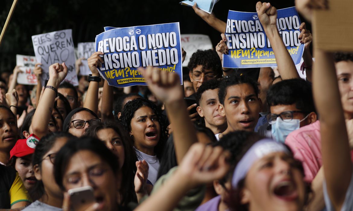 Após se reunirem no Masp, alunos seguiram para Assembleia Legislativa