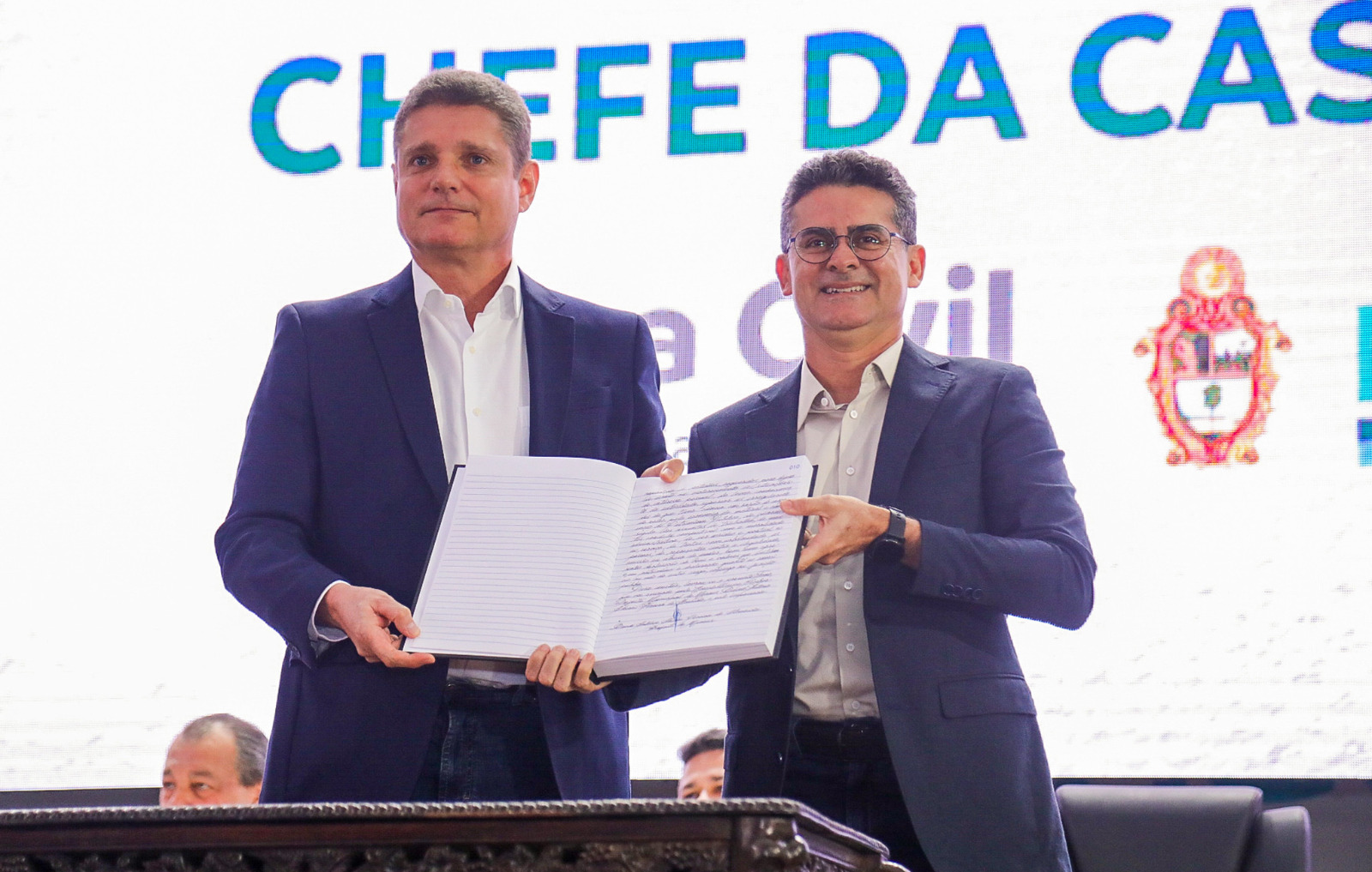 O prefeito David Almeida empossando o vice-prefeito, Marcos Rotta, como secretário-chefe da Casa Civil. Foto: Ruan Souza / Semcom