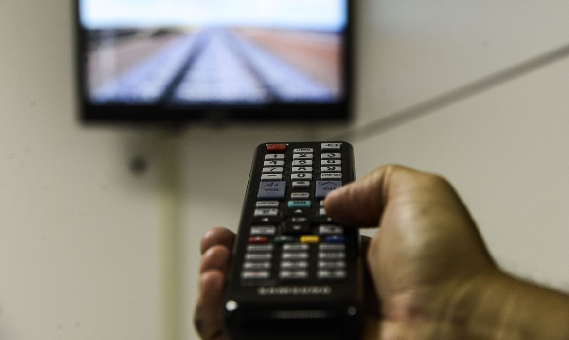 Famílias de baixa renda de 439 municípios podem solicitar o agendamento e a instalação de uma parabólica digital.
