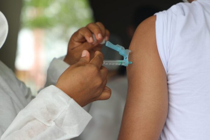 Nos dois últimos meses, 28 pessoas morreram de Covid. Destas, 22 estavam com esquema de vacinal desatualizado. Foto: Girlene Medeiros/FVS-AM