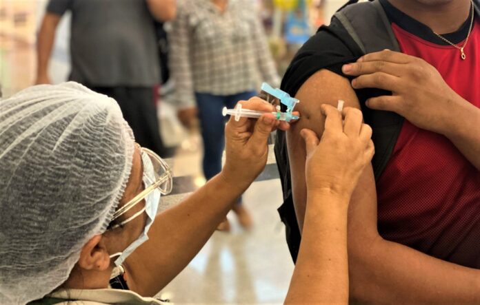 Brasil tem baixa procura por vacina bivalente.
