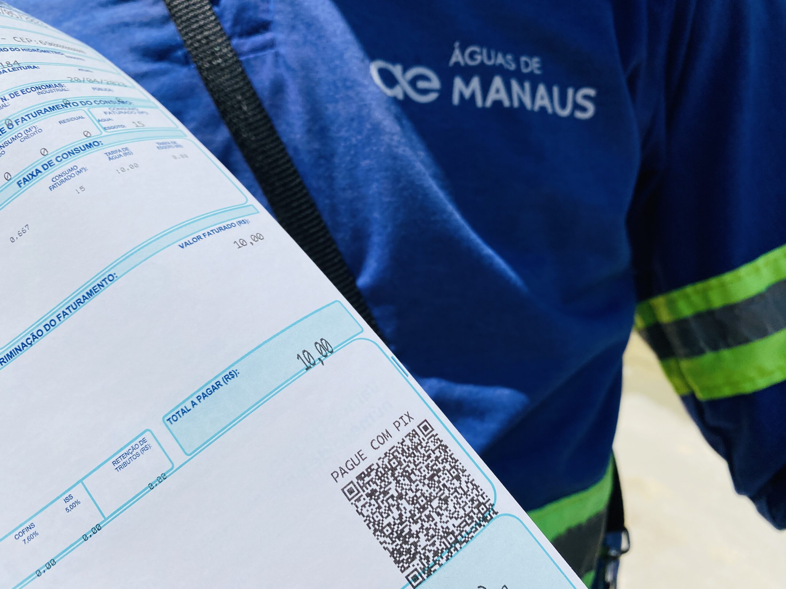 A Águas de Manaus começou a entregar a Tarifa 10 à população que terá direito à cobrança unificada de R$ 10 nas contas de água e de esgoto.
