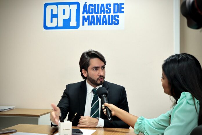 O presidente da CPI da Águas de Manaus, o vereador Diego Afonso (UB), se reuniu com a equipe técnica da CPI nesta quarta-feira (26). FOTO: Eduardo Vasconcelos