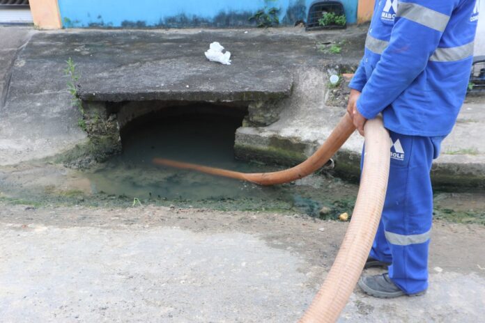 A Prefeitura de Manaus emite um relatório mensal que contabiliza a limpeza e desobstrução de bueiros. Em março foram 900 ações.
