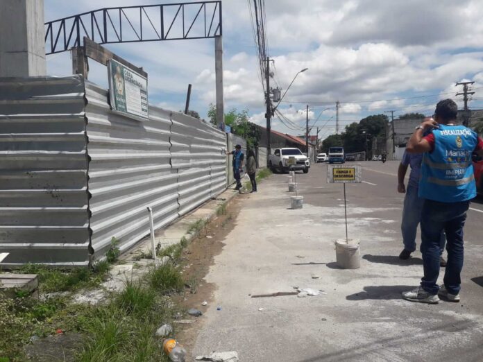 Uma equipe da fiscalização urbana do Implurb da Prefeitura de Manaus foi trancada dentro de uma obra embargada, durante uma ação.