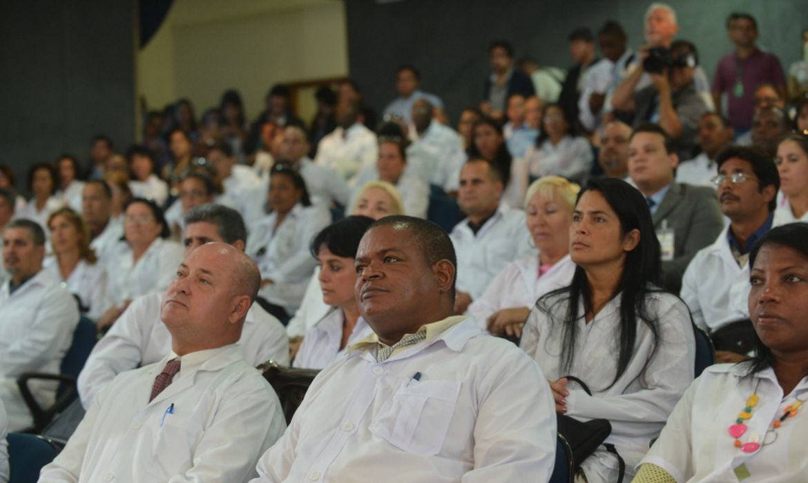 O Programa Mais Médicos abriu 6.252 vagas para repor profissionais de saúde em localidades.