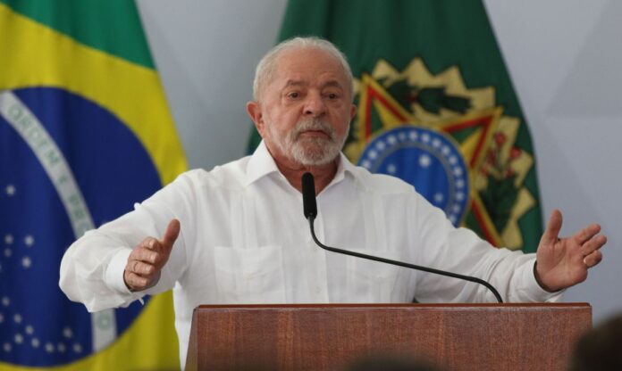 Presidente Lula confirmou reajuste de 9% a servidores públicos federais.