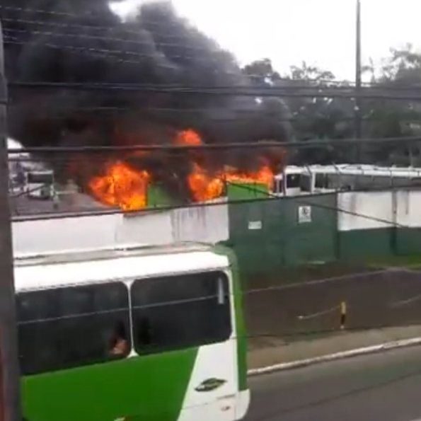 Incêndio destruiu 2 ônibus na garagem da empresa Via Verde Transportes Coletivos. FOTO: Reprodução/Twitter